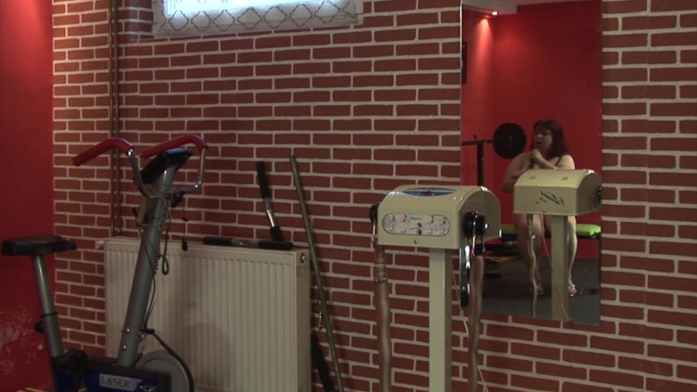 Solo Sex: Großes mädchen genießt masturbation im fitnessstudio
