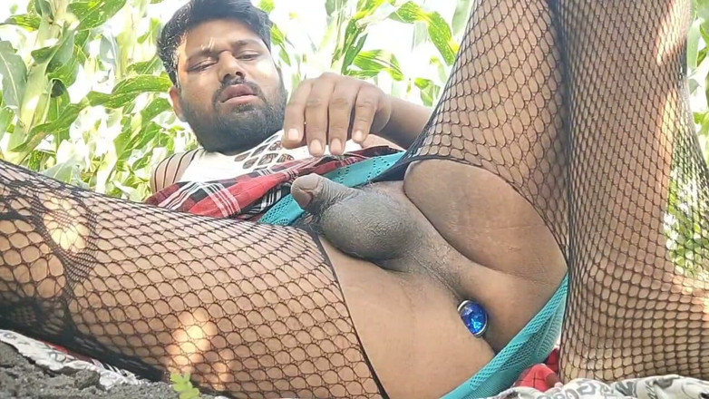 Siku09: Indiana ao ar livre crossdressing solo lingerie play with farm