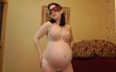 Anna Sky: Anna अपना बड़ा गर्भवती पेट दिखाती है और कपड़े उतारती है