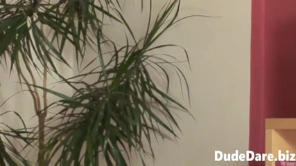 DudeDare: Twinks ficken hardcore auf der couch