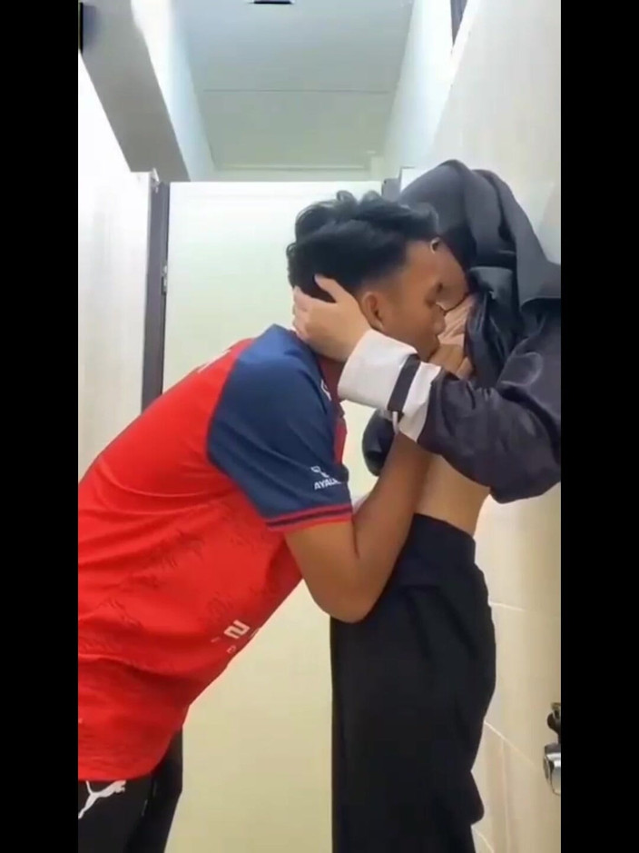 AnggelNis: Jilbab orál na záchodech kampusu