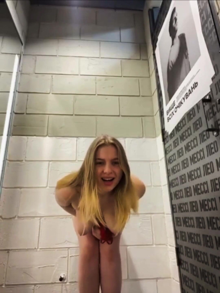 JuiceLussie: Gadis bugil lagi asik masturbasi di depan umum