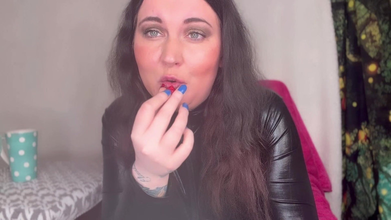 MissFFW: Fröken Ffw asmr äter uttröv av uttrövade bär