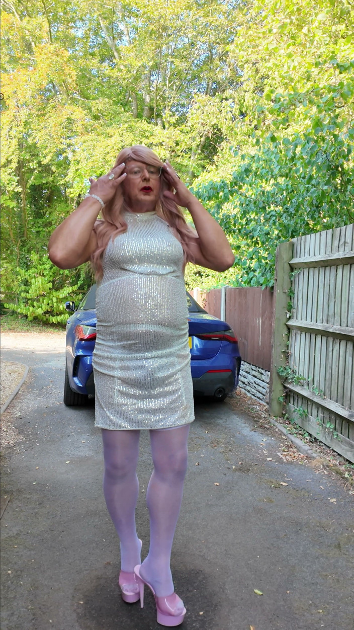 Kellycd2022: Crossdresser Kellycd2022 in Sexy White Stockings and Heels