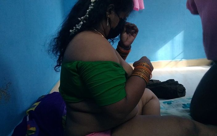 Tamil lesbian: घर के मालिक के साथ इलेक्ट्रीशियन सेक्स। हॉट सेक्सी बात कर रही है
