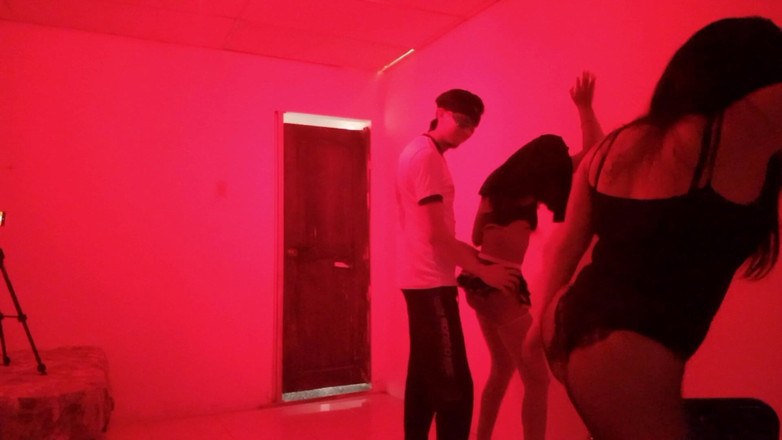 NEGRITA SEXY: El cumpleañero recibe un baile de fantasía sexual. Dos mujeres...