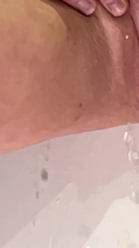Brudny Sub Piss Dziwka MILF sika i wkurza dla zabawy!
