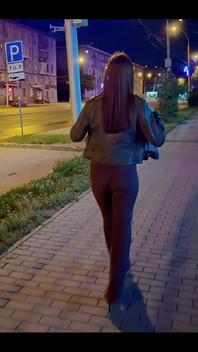 Hei, datang ke sini saya akan ciumkan awak! Berjalan malam adalah indah, bukan?