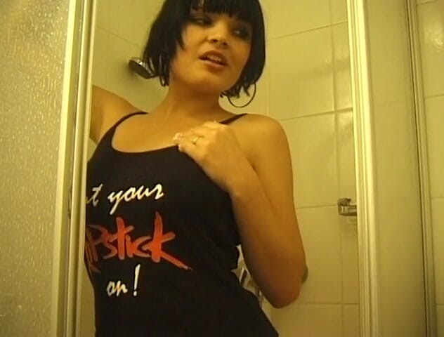 Flash Model Amateurs: Fotoshoots in de badkamer met sexy brunette