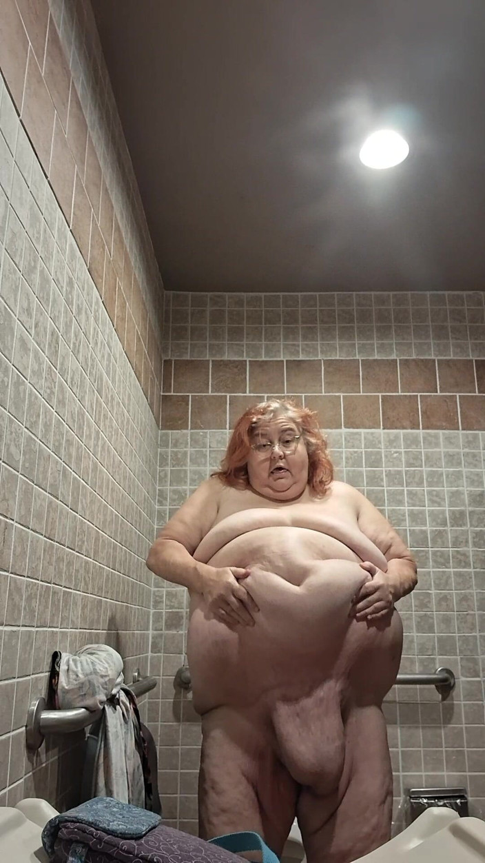 BBW nurse Vicki adventures with friends: Duża Piękność Pielęgniarka Vicki Tańczy I Rozbiera Się W Łazience!
