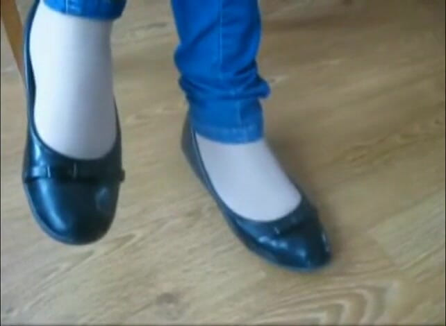 Foot Girls: 小さな兵士のおもちゃを粉砕する
