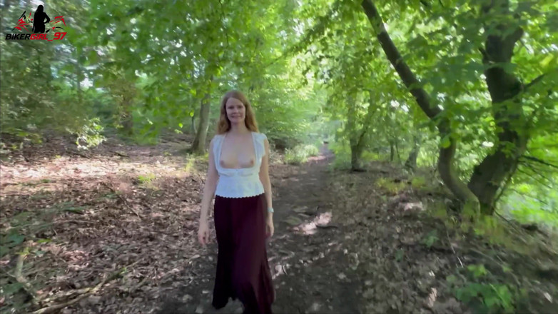 Bikergirl_97: Promenade du sperme faciale et risquée dans la forêt