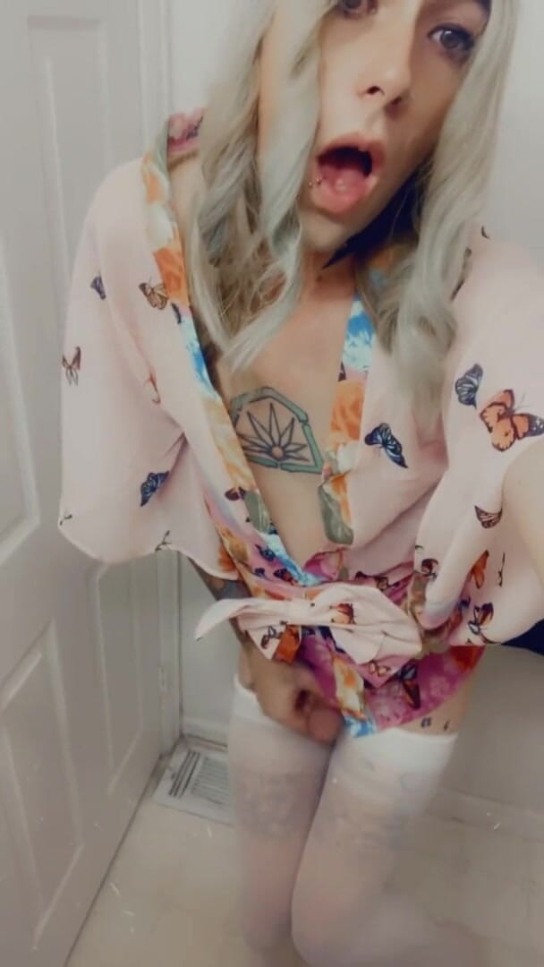 CarmenMelatonin: Kimono Kiss babe vill ha kuk