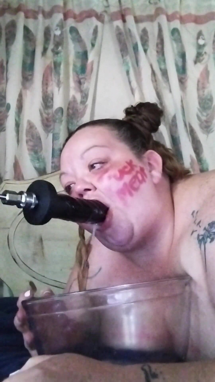 Kimmywetwet: 喉咙奴隶操机器训练猪湿屁股嘴和咸碗