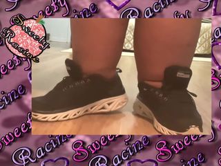 Sweety Racine: Negresa SSBBW își expune picioarele mari în adidași
