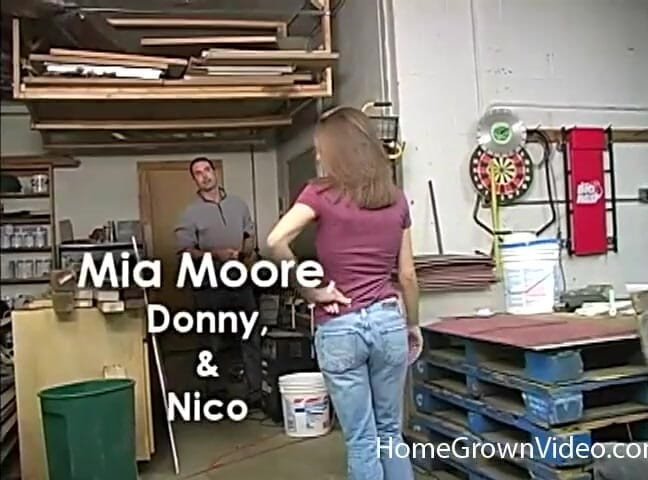 Homegrown GFs: Sexy amateur gets into a threesome
