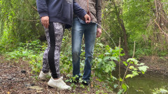 OurFetishLife: 穿紧身裤的熟女在湖边帮助陌生人撒尿