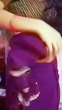 Desi Bhabhi udělala svému manželovi radost tím, že nosí fialové sárí