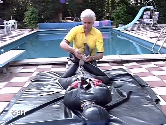 House of lords and mistresses in the spanking zone: Kožená žena je ovládána venku