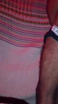 Sexy zwarte man met ondergoed kreunt, praat vies totdat ze hard klaarkomt, sterk orgasme