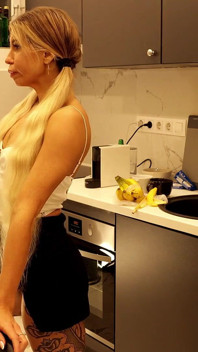 Super hete sexy blondine met lange benen trekt haar slipje uit om haar strakke kutje onder haar minirok te laten zien