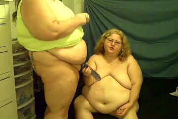 BBW nurse Vicki adventures with friends: Angie mi ha scopato con la sua cinghia perché ci...