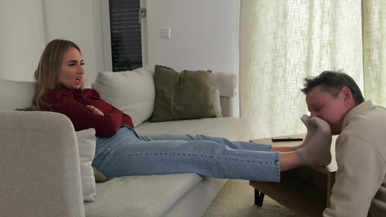 Goddess Lena: Mijn Voetslaaf Wordt Gebruikt