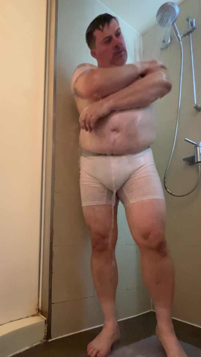 uktattooedchub74: गीले सफेद कपड़े शॉवर एक