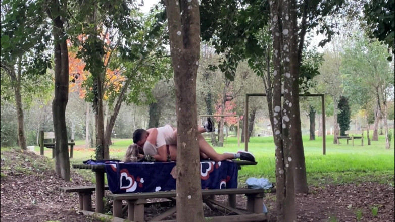 Vitoria Coronado: Madrastra Es Atrapada Teniendo Sexo Al Aire Libre