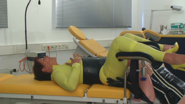 Rubber & Clinic Studio - 1ATOYS: Гігантський ділдо, анальний і фістинг дупи