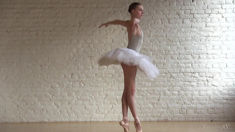 Stunning18: Ballerina Exercising