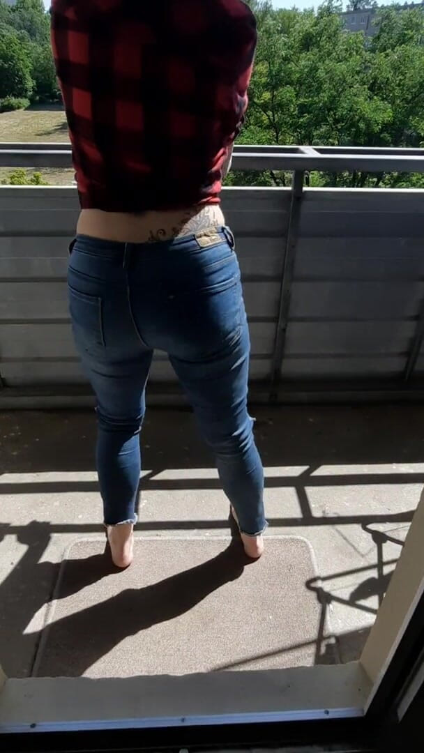 Perwerspaar Bi: Horny woman peeing in pants