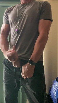 Jockdad87 spara un carico di sperma su tutto l'armadio delle attrezzature