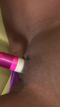 Vibrator besar memanjakan pelacur terangsang! Dicukur!