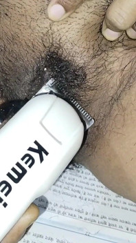 Svägerskan rengjorde fittan genom att klippa hår med en maskin