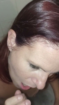 Jade En Lencería En El Baño Me Chupa Y Termina Con La Cara Llena De Semen