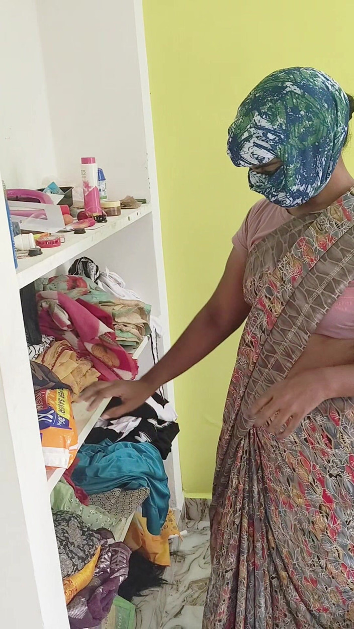 Tamil malkovasana: House Wife Fucks the Gas Cylinder Delivery Boy