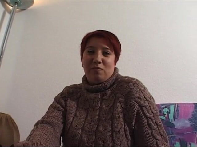 Lucky Wankerz: Pulchna ruda dziwka bawi się swoją owłosioną cipką na castingu