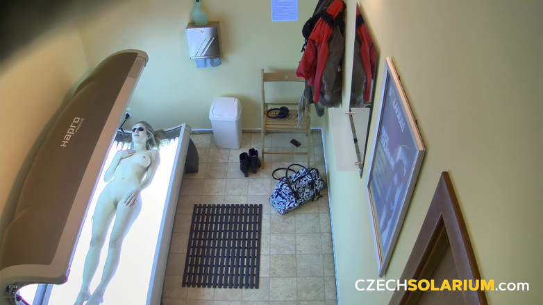 Czech Solarium: 捷克日光浴室 2:金发女郎脱光衣服并炫耀她紧致的屁股