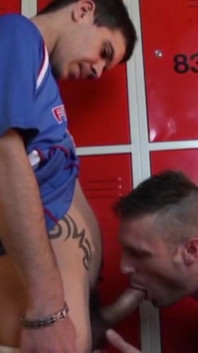 Joven futbolista follando en el vestuario al aire libre
