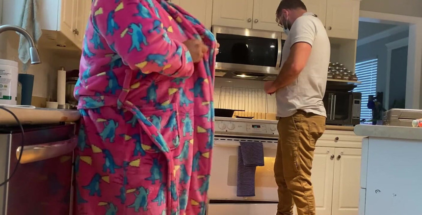 Huzzbearz: Keluar zakar semasa lelaki penyelenggaraan membetulkan ketuhar