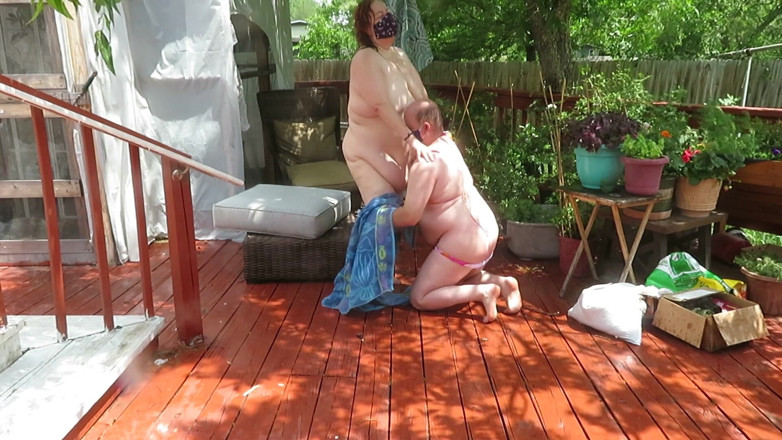 BBW nurse Vicki adventures with friends: नर्स Vicki नग्न ले में आराम कर रही है 2