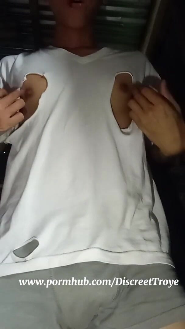 Troye_AsianPinoy: Filipínský sexy chlapec masturbuje brzy ráno, zatímco prší