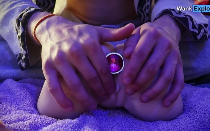 WankExplorer: Futai cu degetele și vibrator - ejaculează de mai multe ori!