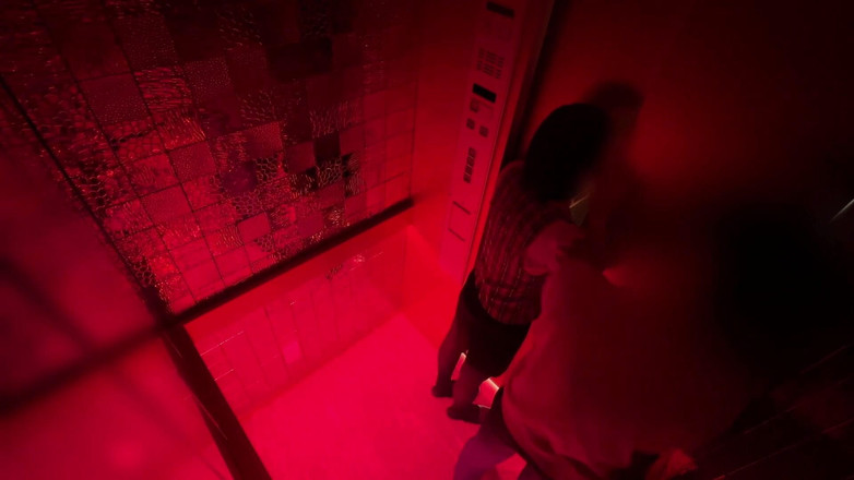 marutahub: 电梯性爱。假期的办公楼。一个男人和一个女人第一次见面并做爱，中出。