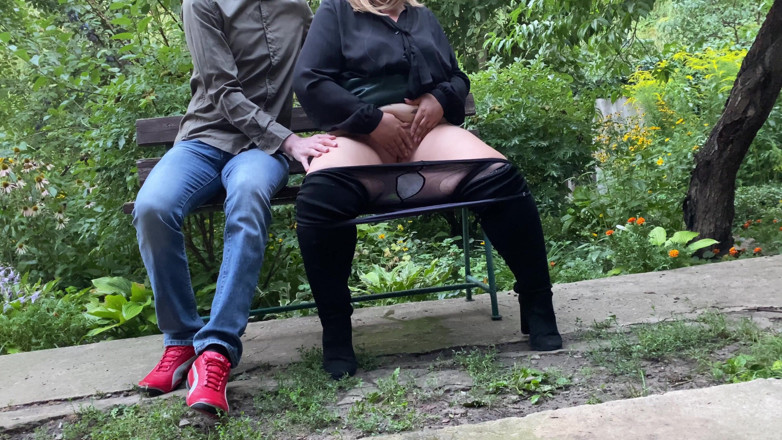 OurFetishLife: Mama vitregă îi face un cadou fiului ei vitreg după o...