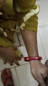 Sekce 28.sexy Bhabhi překvapí Devar masturbuje v koupelně - Hot Desi Roleplay Sex