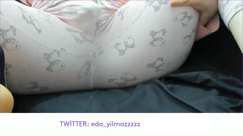 bigass_sexy_bigboobs: Masturbacja w piżamie - pieszczoty cipki w piżamie