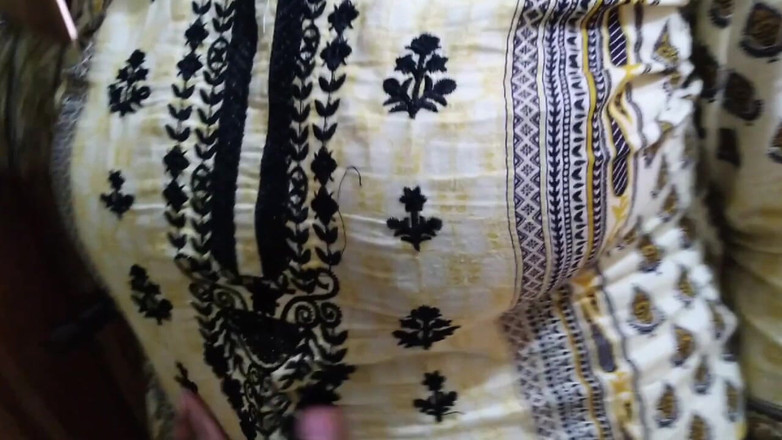 Aria Mia: सबिता भाभी की मोटी गांड को उसके सौतेले ससुर ने तब मुक्त किया जब वह इसकी सफाई कर रही थी।