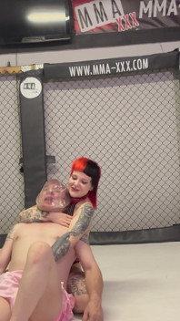 Madrastra de pvc tormenta a la mariquita en la jaula de MMA - control de muslo y humillación